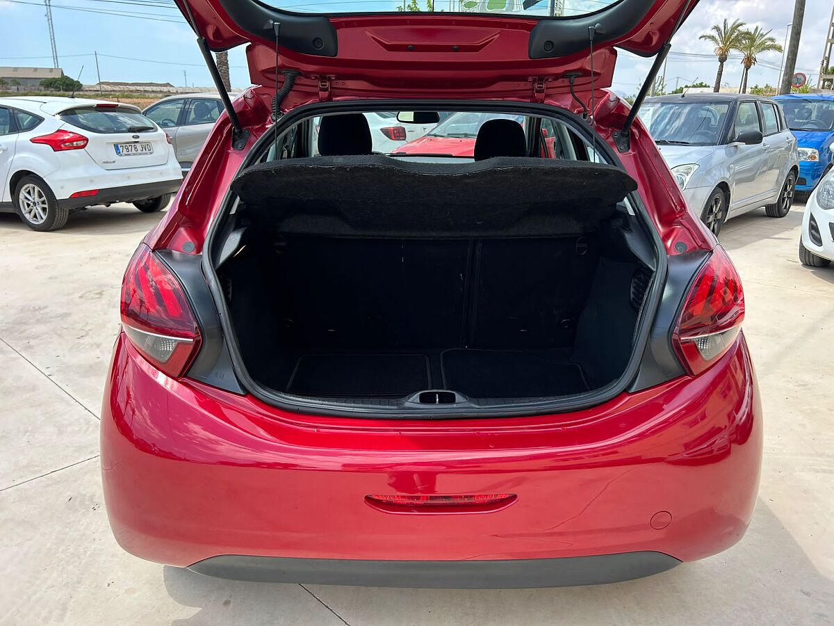 PEUGEOT 208 ALLURE 1.2 E-THP AUTO SPANISH LHD IN SPAIN 90000 MILES SUPERB 2018